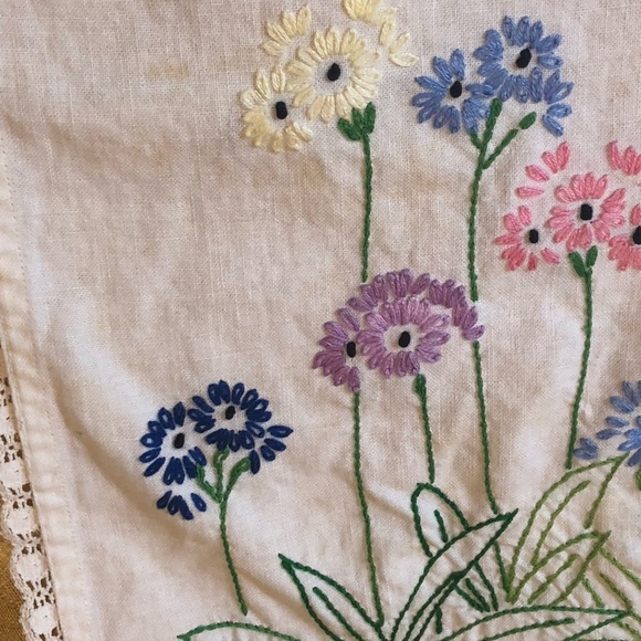 Vintage Hand Embroidered Dresser or Chest of Drawers Scarf - Picture 10 of 11